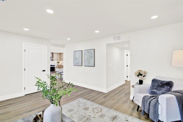 4166 Peregrine Way, Pleasanton CA: https://media.crmls.org/mediaz/d81b5463-3344-4ce6-a18a-c3fda27befac.jpg