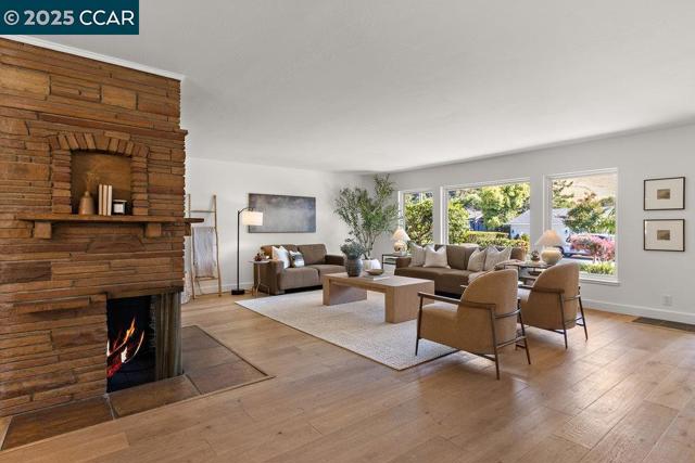 1071 Serrano Ct, Lafayette CA: https://media.crmls.org/mediaz/d81ccaba-4c2b-4530-83d0-7a23211b1504.jpg
