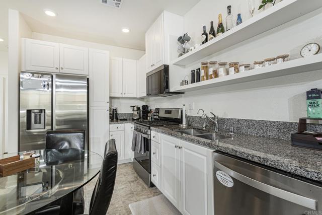 Detail Gallery Image 7 of 43 For 958 Foxwood Ln, Vista,  CA 92081 - 1 Beds | 2 Baths