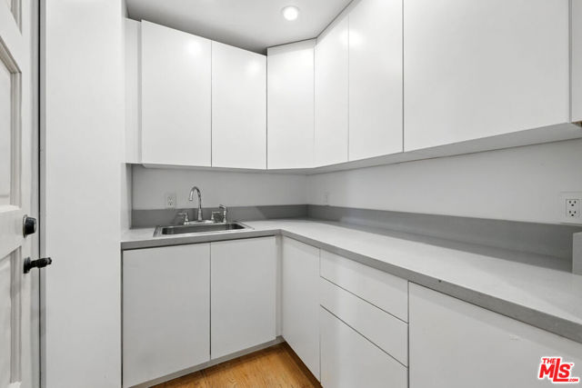 1675 Woods Drive, Los Angeles CA: https://media.crmls.org/mediaz/d81e6ead-174a-4bc4-b80b-001379d838d0.jpg