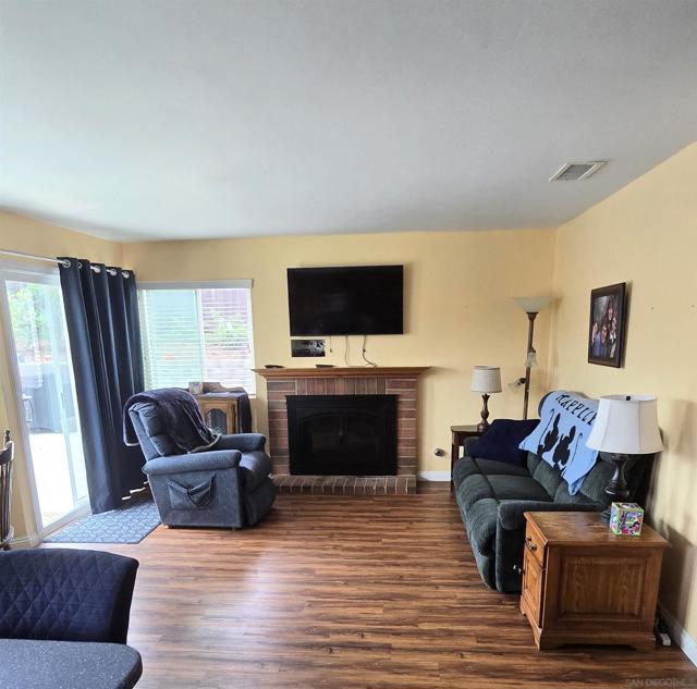 1552 Merlot Ct, Vista CA: https://media.crmls.org/mediaz/d81ffb61-49ce-493d-8b55-bd496f928b78.jpg