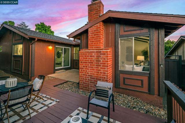 277 Holiday Hills Dr, Martinez CA: https://media.crmls.org/mediaz/d8207673-bc92-4f1b-a6ed-5a9423a0d406.jpg