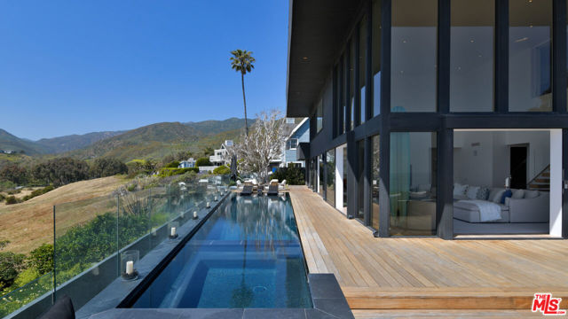 6463 Surfside Way, Malibu CA: https://media.crmls.org/mediaz/d822fce4-2d27-44a9-bc4a-cf73ed8ed068.jpg