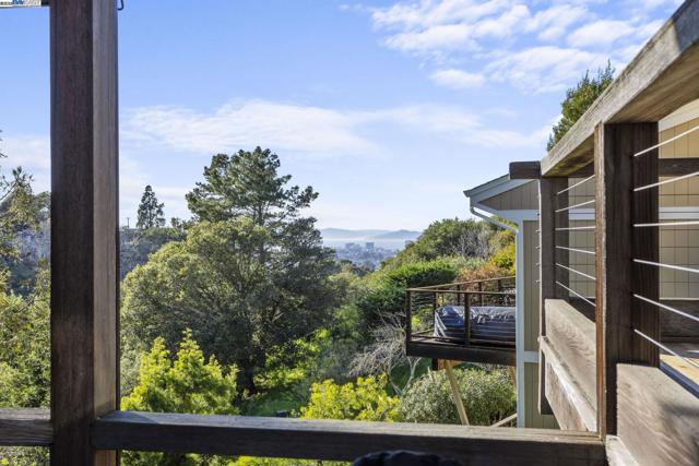 3 Abbott Way, Piedmont CA: https://media.crmls.org/mediaz/d8239a64-4ee6-4d9e-9ab4-17a4577444c8.jpg
