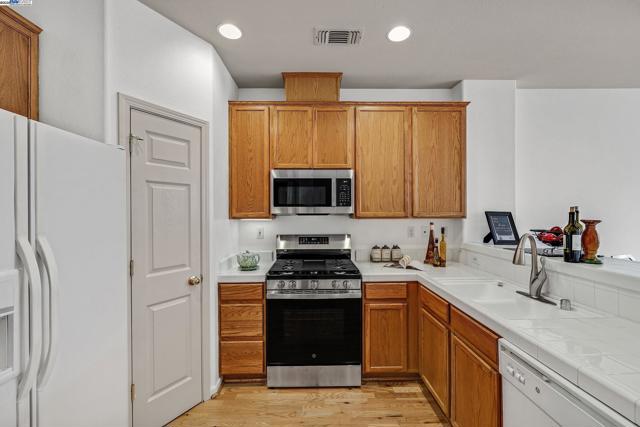 710 City Walk Pl, Hayward CA: https://media.crmls.org/mediaz/d824193f-59b6-4950-8a1e-cf31bb4a0d4f.jpg