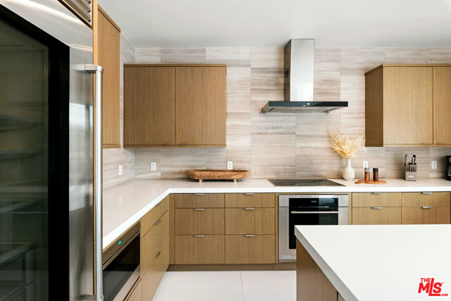 2612 Wallingford Drive, Beverly Hills CA: https://media.crmls.org/mediaz/d8249175-eaa2-413c-996e-f9f061ac85ce.jpg
