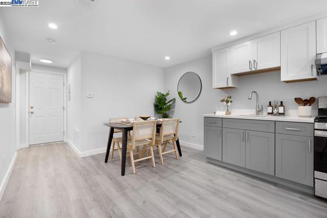 300 Somerset St, San Francisco CA: https://media.crmls.org/mediaz/d8263c05-c9dc-419c-9e64-54030b6f1024.jpg