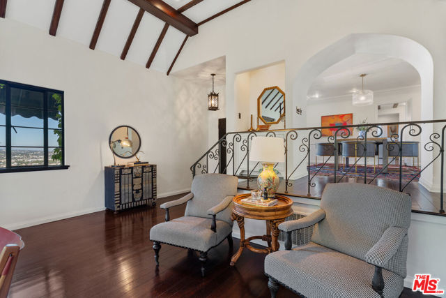 3827 Carnavon Way, Los Angeles CA: https://media.crmls.org/mediaz/d82640cb-c545-4cb8-9a75-2c054ae84f32.jpg