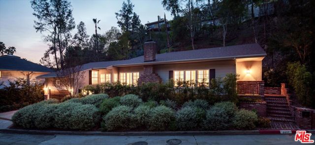 5657 Valley Oak Drive, Los Angeles CA: https://media.crmls.org/mediaz/d8265913-7c8e-432a-9ca9-4c3969c8e82c.jpg