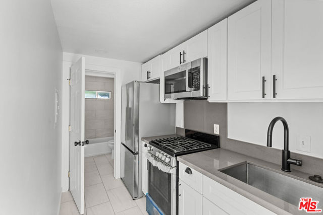 1434 24th Street, Santa Monica CA: https://media.crmls.org/mediaz/d8277143-04ea-4b54-ab46-c6961fb1d4b4.jpg