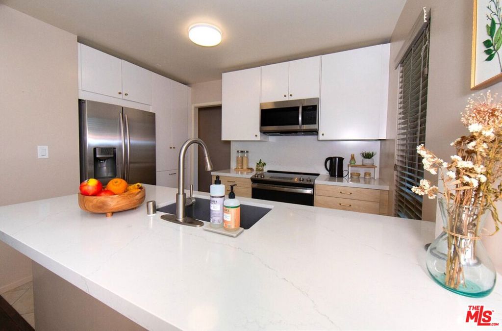 https://media.crmls.org/mediaz/d8277fb1-51d5-4bd2-85c6-a998ba668c22.jpg?preset=X-Large