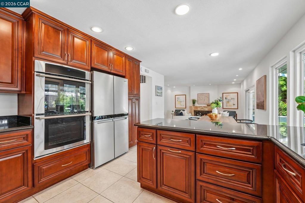 https://media.crmls.org/mediaz/d827b255-166c-4fcd-9893-3ac55aaa4a21.jpg?preset=X-Large
