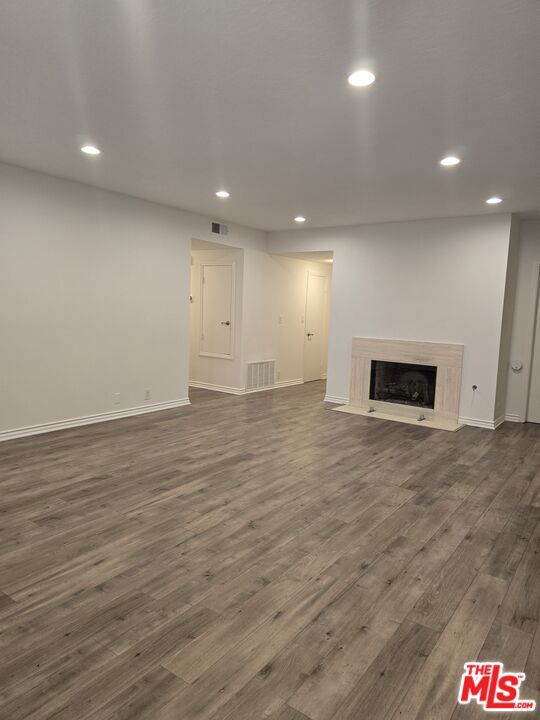 4444 Wilshire Boulevard, Los Angeles CA: https://media.crmls.org/mediaz/d828a262-8572-4259-81d5-651220267b54.jpg