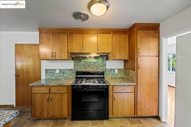 3312 Wisconsin St, Oakland CA: https://media.crmls.org/mediaz/d828d1ac-b242-4e72-9175-c3e4222621a7.jpg