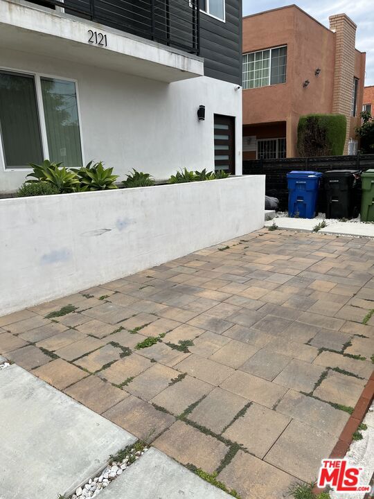 2121 S Burnside Avenue, Los Angeles CA: https://media.crmls.org/mediaz/d82aa5c7-3ea2-4178-8b3d-05e8675a298d.jpg