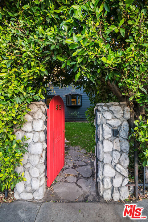 4838 Coldwater Canyon Avenue, Sherman Oaks CA: https://media.crmls.org/mediaz/d82b6c73-e7f0-4786-b440-bb7cdff3a2fe.jpg
