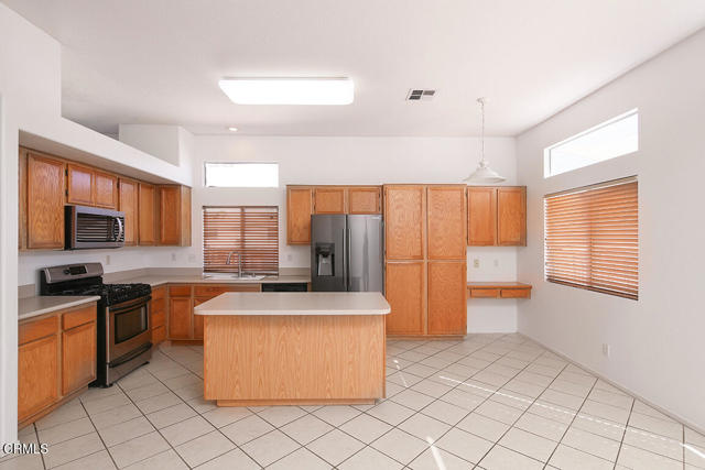 26921 Saint Kitts Court, Murrieta CA: https://media.crmls.org/mediaz/d82bb09f-928c-4e98-836b-b10d9c8cbc72.jpg