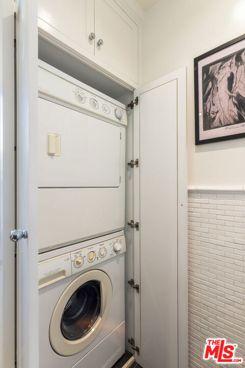 7361 Oakwood Avenue, Los Angeles CA: https://media.crmls.org/mediaz/d82bda91-8285-4ecb-9333-9983d4d233c0.jpg