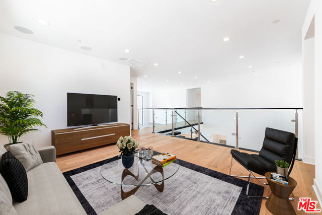 11770 N Hillsborough Lane, Porter Ranch CA: https://media.crmls.org/mediaz/d82d6b2c-0bd4-4892-adc1-82cd1e778818.jpg
