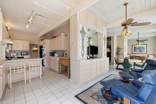 968 N Fairview Circle, Palm Springs CA: https://media.crmls.org/mediaz/d82e1406-8ce4-4912-94f3-23ca194f3903.jpg
