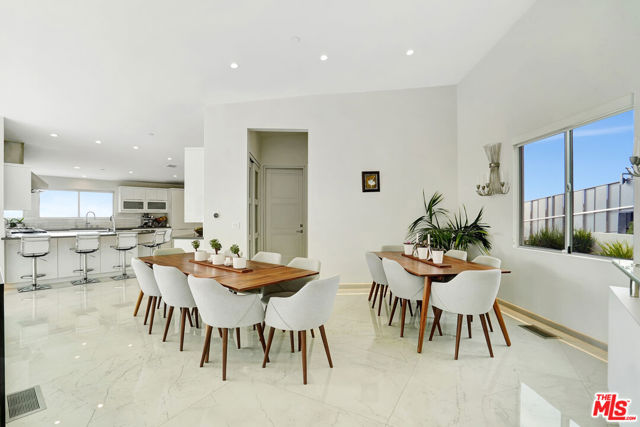 28405 Via Acero Street, Malibu CA: https://media.crmls.org/mediaz/d830136a-cfb2-4f33-80bb-8e5498293e09.jpg
