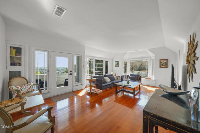 Detail Gallery Image 8 of 36 For 3961 Cumberland Ave, Los Angeles,  CA 90027 - 3 Beds | 2 Baths
