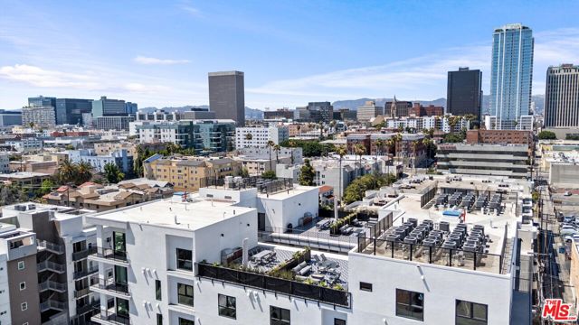 904 S New Hampshire Avenue, Los Angeles CA: https://media.crmls.org/mediaz/d8316c67-883e-4271-b719-4765559be3a7.jpg