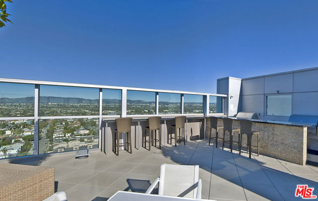 13700 Marina Pointe Drive, Marina del Rey CA: https://media.crmls.org/mediaz/d833771b-342e-44f3-bcca-5294a0b02999.jpg