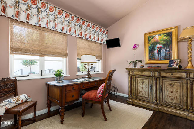 1711 Fairmount Avenue, La Canada Flintridge CA: https://media.crmls.org/mediaz/d833abfc-d6e4-445a-9f2b-88b6236eee87.jpg
