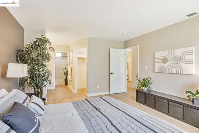 16 Town Sq PL, Oakland CA: https://media.crmls.org/mediaz/d8342091-487d-4016-95d0-9b7ff1da653b.jpg