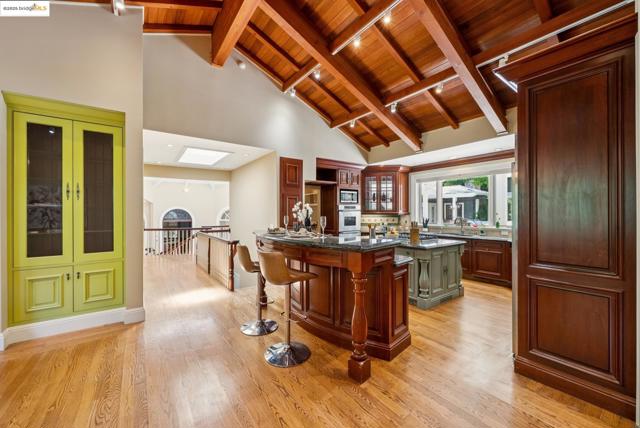 9 Burton Vista Ct, Lafayette CA: https://media.crmls.org/mediaz/d8347e18-12e1-4f33-a665-8291bf386acd.jpg