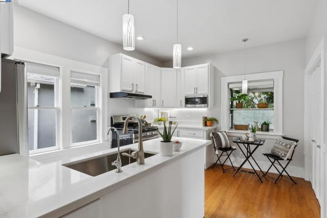 3206 Garfield Ave, Alameda CA: https://media.crmls.org/mediaz/d834a25c-25ea-4735-b22d-51450a8f63c5.jpg