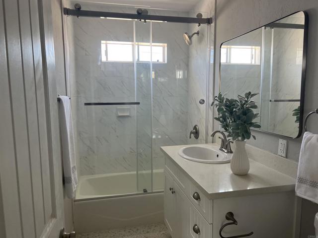 752 E Avenue, Coronado CA: https://media.crmls.org/mediaz/d835fdc1-1d8d-4b35-923e-1ae0566a4e7d.jpg