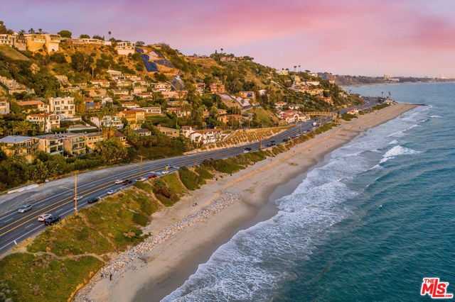 17810 Castellammare Drive, Pacific Palisades CA: https://media.crmls.org/mediaz/d837709d-f0cb-4be7-b010-baa86ec103d6.jpg