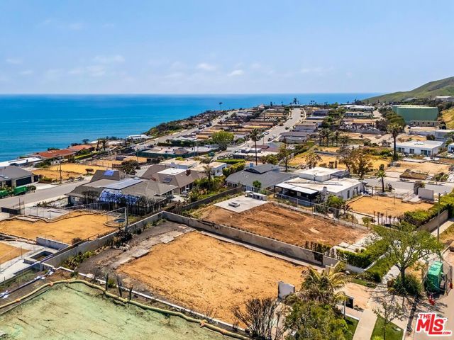 18208 Kingsport Drive, Malibu CA: https://media.crmls.org/mediaz/d837cfe6-95a7-467c-abca-61987b942a0c.jpg