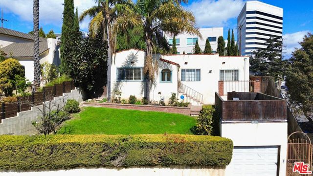 1186 Mcclellan Drive, Los Angeles CA: https://media.crmls.org/mediaz/d838930a-ca00-4973-83ae-357c780fb16d.jpg