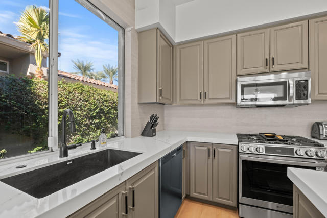 781 Box Canyon Trail, Palm Desert CA: https://media.crmls.org/mediaz/d83904d5-3fff-4bce-bf7f-5590e44ce972.jpg