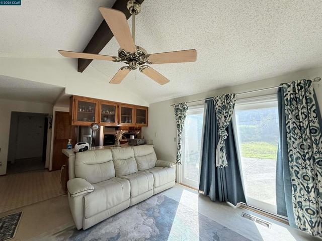 2132 Misty Ct, Pittsburg CA: https://media.crmls.org/mediaz/d83a3e07-bb5d-419a-81c6-79ec0c4a65fb.jpg