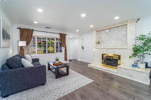 37621 Glenmoor Dr, Fremont CA: https://media.crmls.org/mediaz/d83cb025-6127-4196-b2ab-ddf167aa29ab.jpg