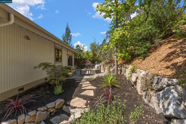 220 Devonshire Ct, Pleasant Hill CA: https://media.crmls.org/mediaz/d83dcbed-fced-4f06-bde4-5d1db8088e14.jpg