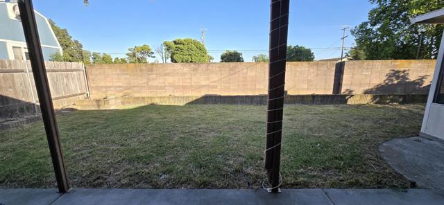 1661 Minnesota St, Fairfield CA: https://media.crmls.org/mediaz/d83f3176-532f-4acc-b194-8b6ce42a5558.jpg