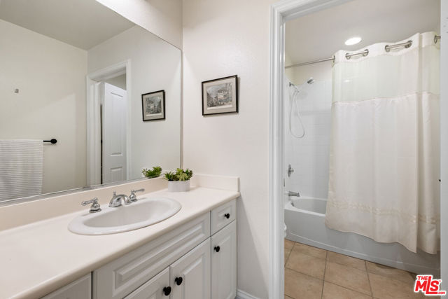 12975 Agustin Place, Playa Vista CA: https://media.crmls.org/mediaz/d8404f7d-6216-432e-a5f7-7856dc81b4fe.jpg