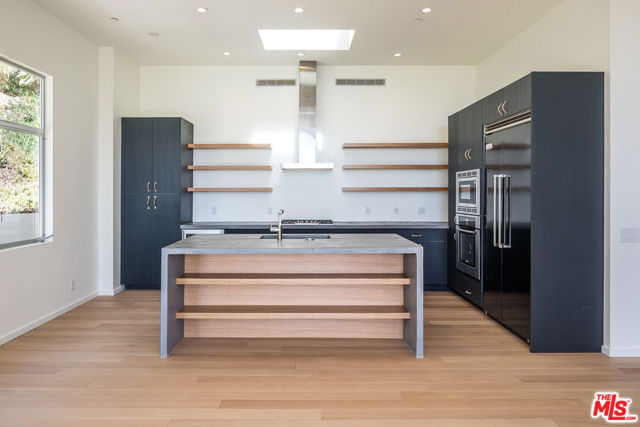 1355 Devlin Drive, Los Angeles CA: https://media.crmls.org/mediaz/d84077d1-3000-49f8-b9c0-ad29512c0299.jpg