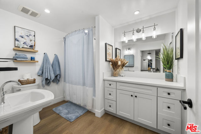 5656 Penfield Avenue, Woodland Hills CA: https://media.crmls.org/mediaz/d840fcf8-5f0a-4440-ab9a-7687b1c2b308.jpg