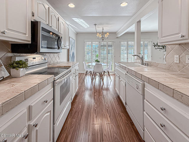 1167 Kirkford Way, Westlake Village CA: https://media.crmls.org/mediaz/d841031f-e7af-45fb-989e-901043e264b4.jpg