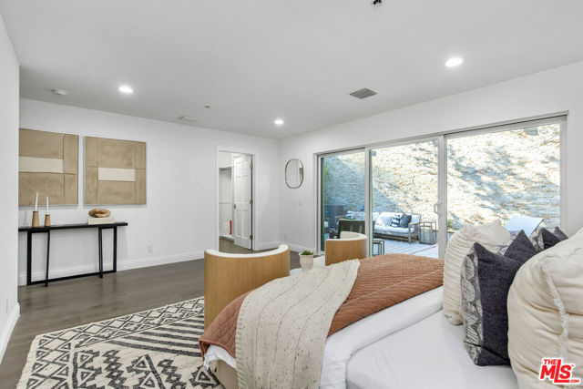 10523 Selkirk Lane, Los Angeles CA: https://media.crmls.org/mediaz/d84208d0-744b-4f4e-82bb-328438be57b3.jpg