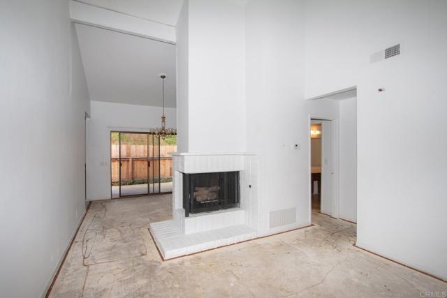 737 Nob Circle, Vista CA: https://media.crmls.org/mediaz/d84334fd-efd5-489f-a6fc-316cb6e3a5b5.jpg