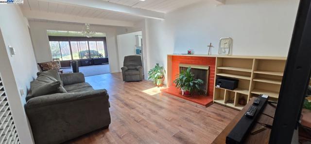 609 Banks Dr, Richmond CA: https://media.crmls.org/mediaz/d8440ffd-322a-4227-a9ea-39b1ee87f5be.jpg
