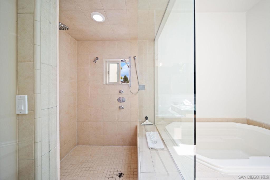 https://media.crmls.org/mediaz/d84472d3-f673-43ef-ac9d-ba1d92c70f9e.jpg?preset=X-Large