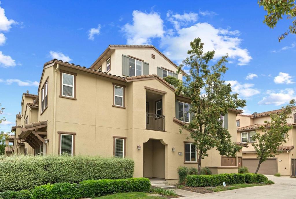 5300 Fioli Loop